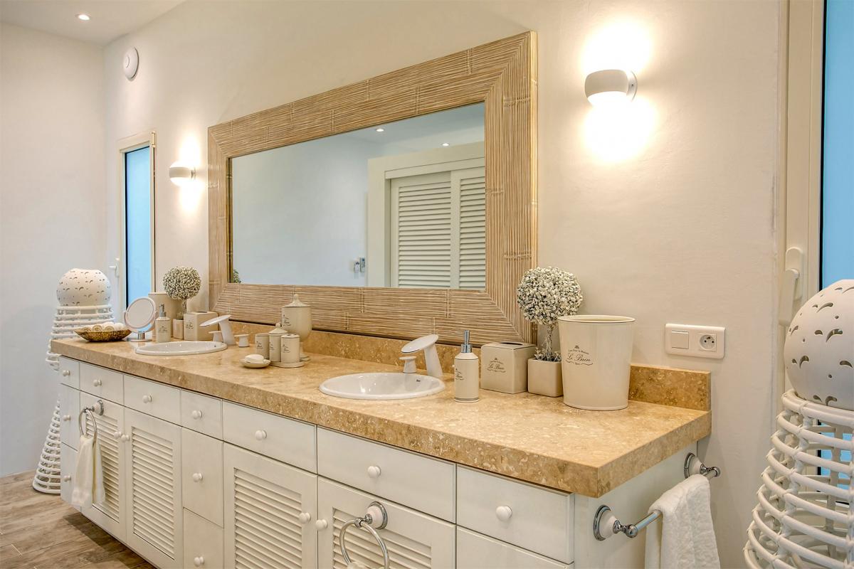 St Martin beachfront luxury villa rental - The bathroom 4